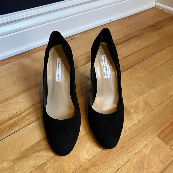 Diane von Furstenburg black suede almond toe stiletto heels size 10B - Picture 3 of 11